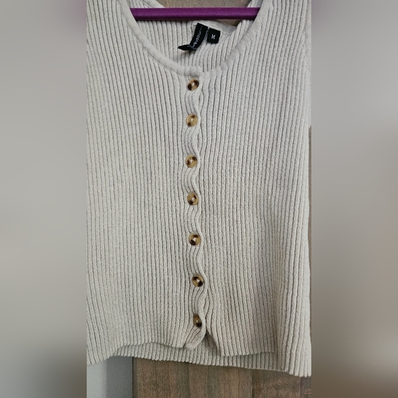 Moon&Madison knit sleeveless button up top/vest in cream tan. Size Medium - Picture 4 of 6